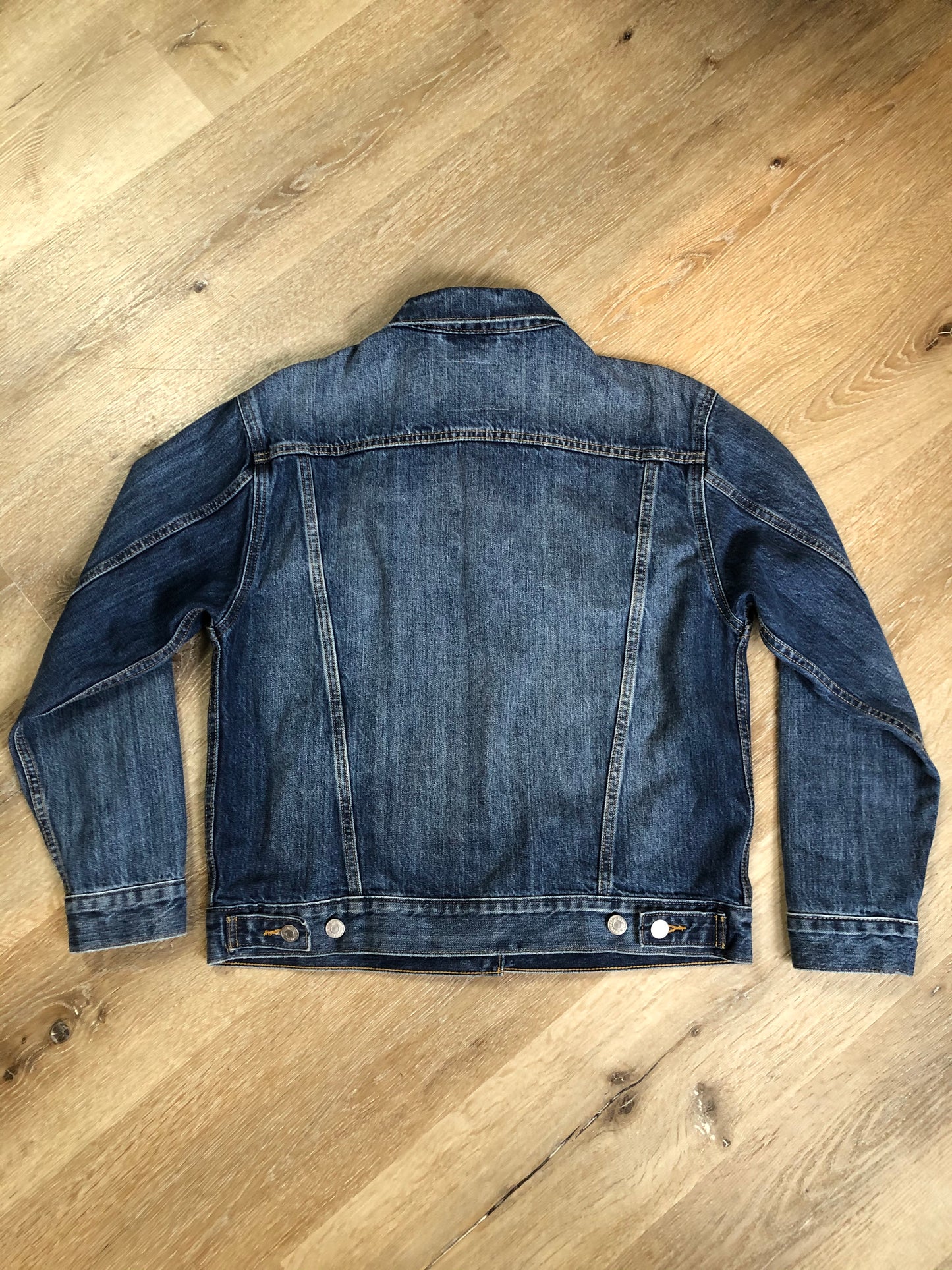 Kingspier Vintage - Levi’s Premium medium wash denim trucker jacket with button closures, two flap pockets on the chest and two slash pockets. Size medium.