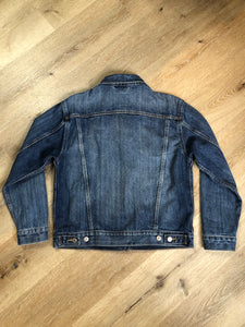 Kingspier Vintage - Levi’s Premium medium wash denim trucker jacket with button closures, two flap pockets on the chest and two slash pockets. Size medium.

