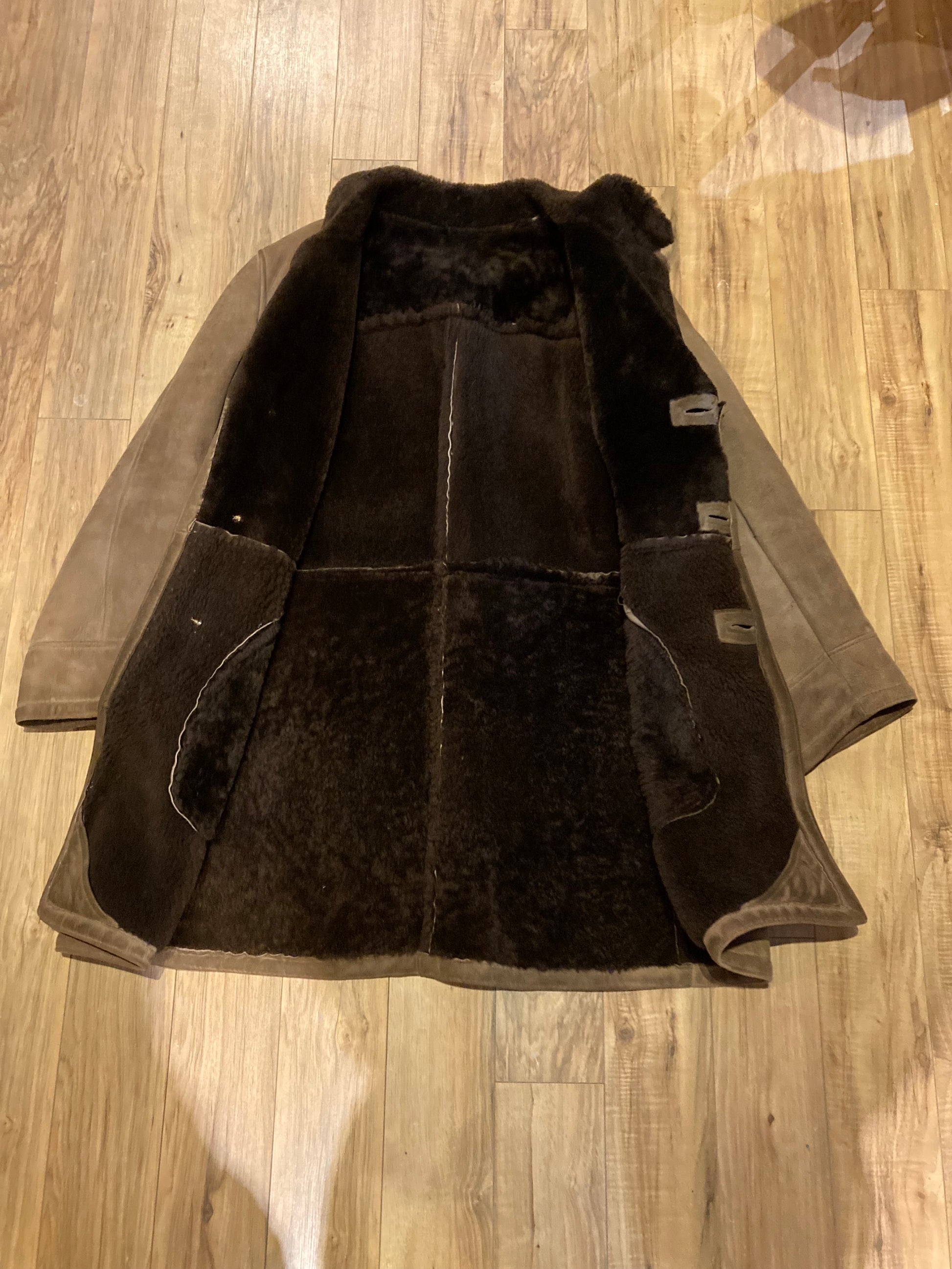 Kingspier Vintage - Vintage brown shearling coat with button closures and patch pockets,
No labels.