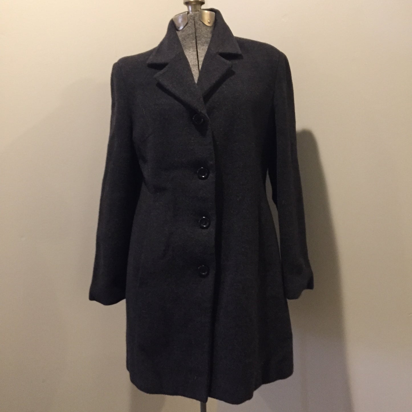 Kingspier Vintage - Bloomingdales dark grey 100% lambswool coat with button closures, vertical pockets and a rayon lining. Made in Italy. Size 8.