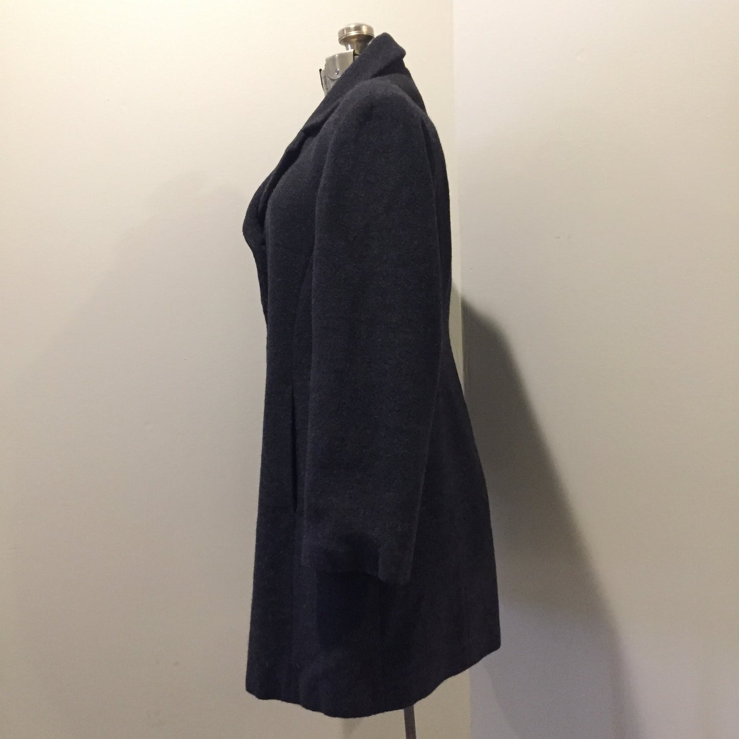 Kingspier Vintage - Bloomingdales dark grey 100% lambswool coat with button closures, vertical pockets and a rayon lining. Made in Italy. Size 8.