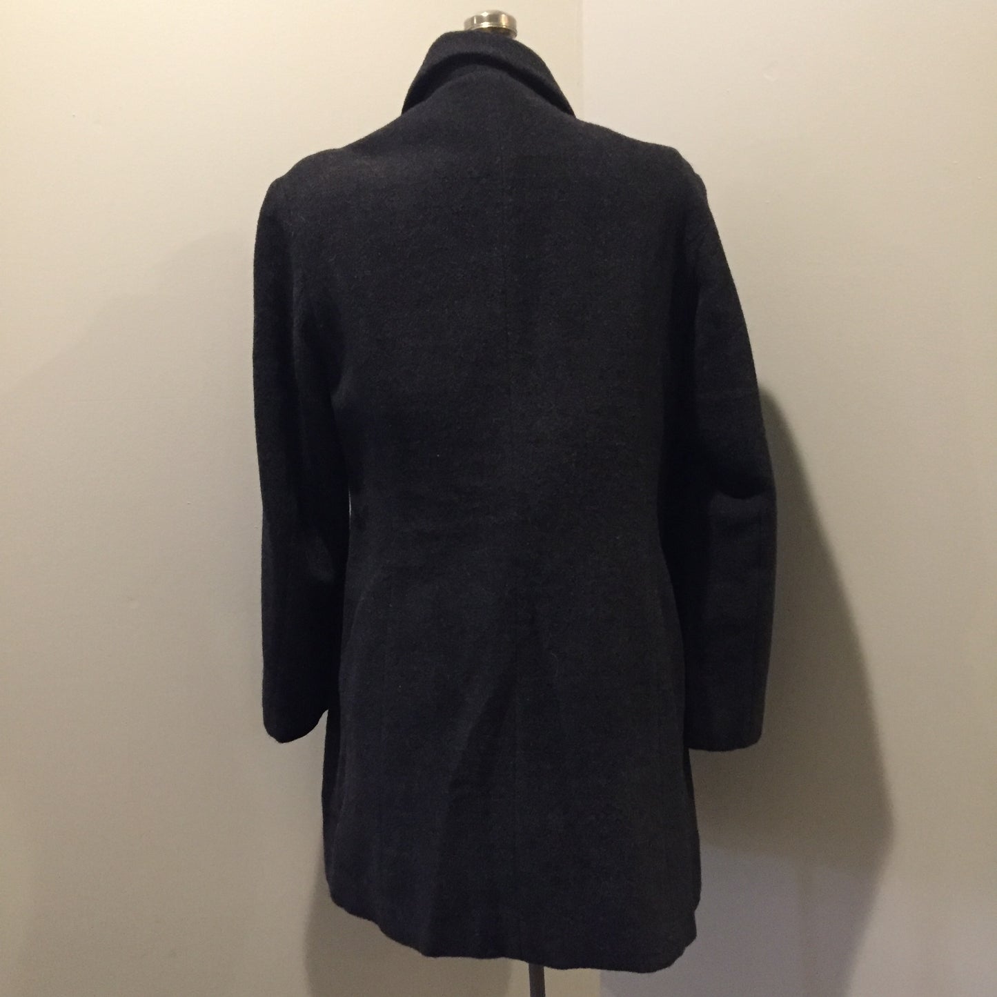 Kingspier Vintage - Bloomingdales dark grey 100% lambswool coat with button closures, vertical pockets and a rayon lining. Made in Italy. Size 8.