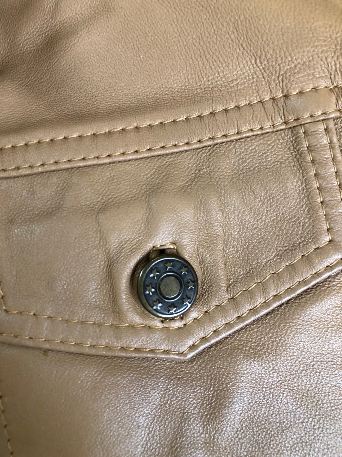 Kingspier Vintage - Ellen Ashley tan leather jacket with button closures and two flap pockets on the chest. Size 8.
