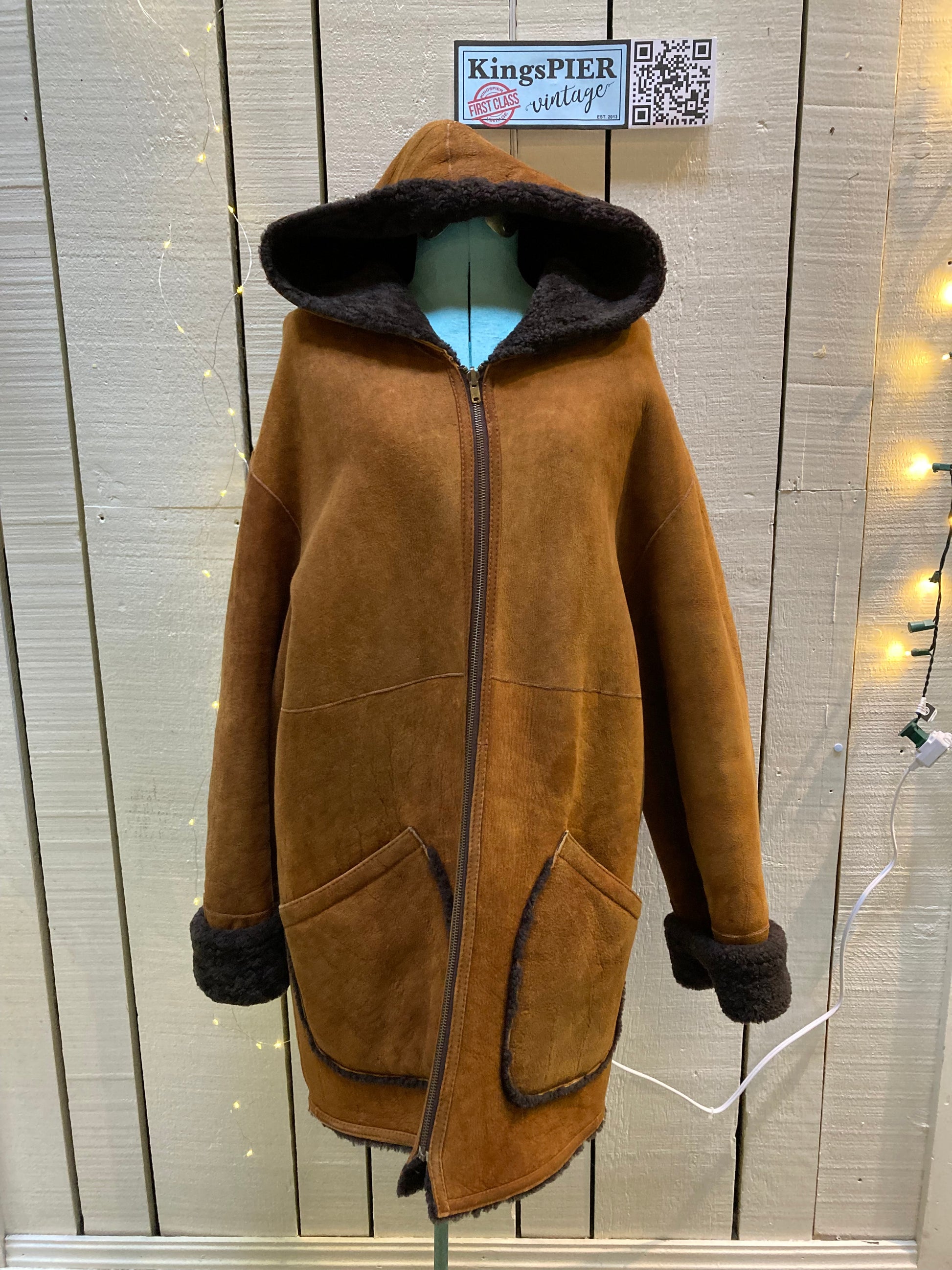 Kingspier Vintage - Vintage Hide Society Brown Shearling Coat with Hood, zipper closure and two front patch pockets.
Made in Canada. 
Size Medium.
