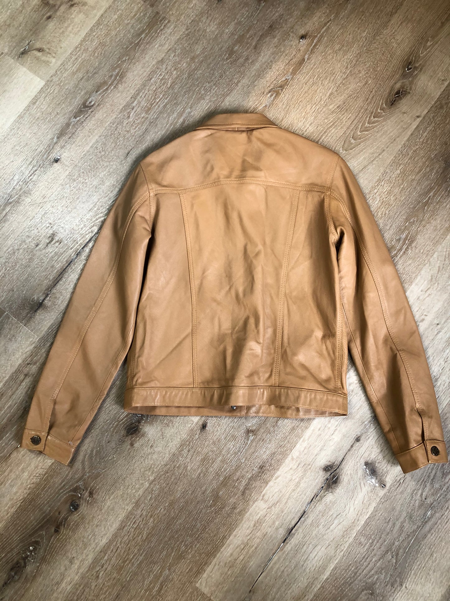 Kingspier Vintage - Ellen Ashley tan leather jacket with button closures and two flap pockets on the chest. Size 8.