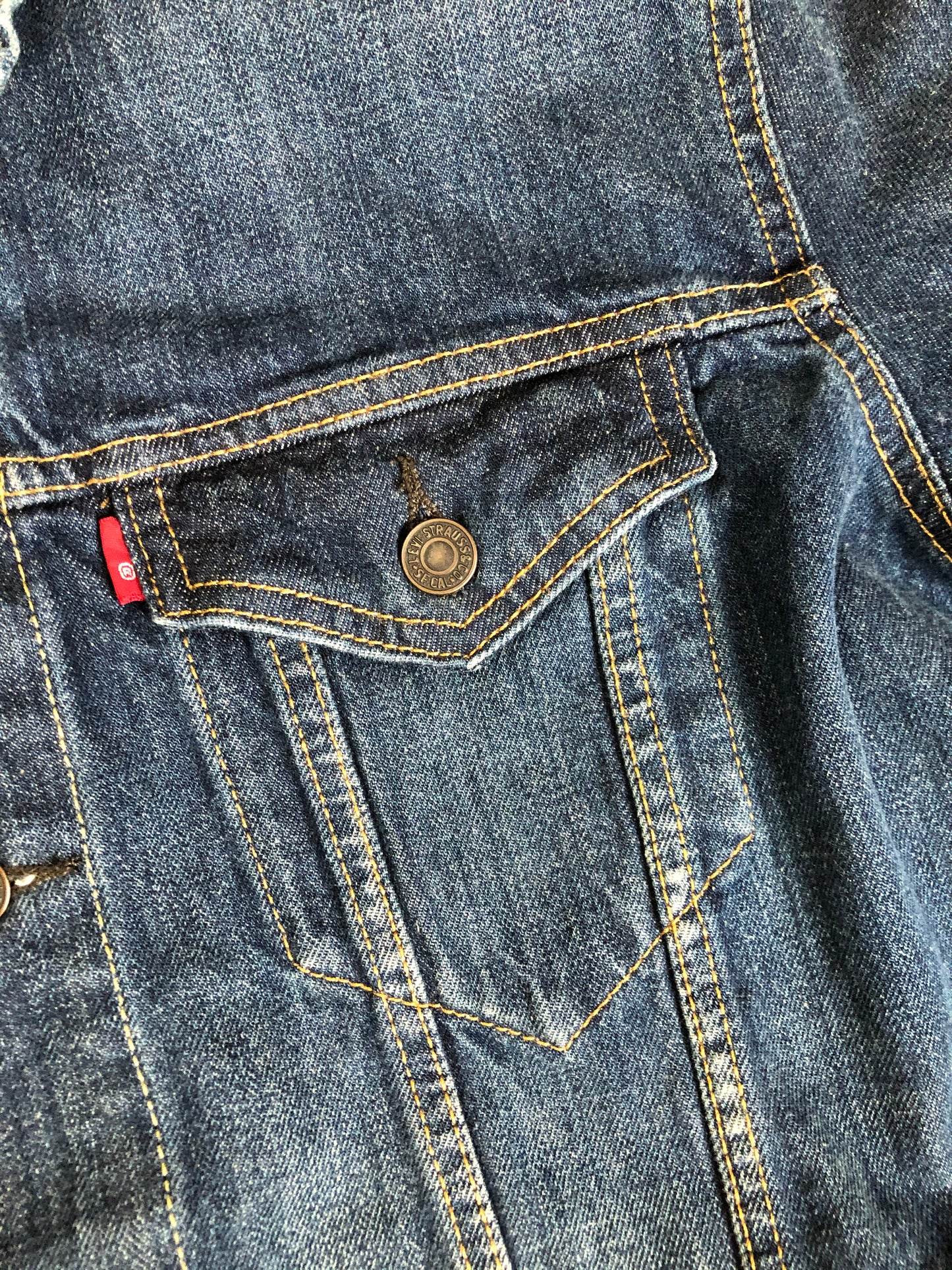 Kingspier Vintage - Levi’s medium wash denim trucker jacket with Levi’s Strauss and Co Canada patch on the arm. Size large.