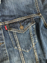 Load image into Gallery viewer, Kingspier Vintage - Levi’s medium wash denim trucker jacket with Levi’s Strauss and Co Canada patch on the arm. Size large.

