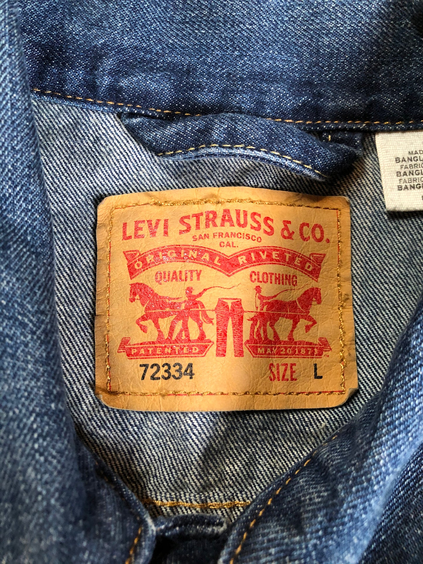 Kingspier Vintage - Levi’s medium wash denim trucker jacket with Levi’s Strauss and Co Canada patch on the arm. Size large.