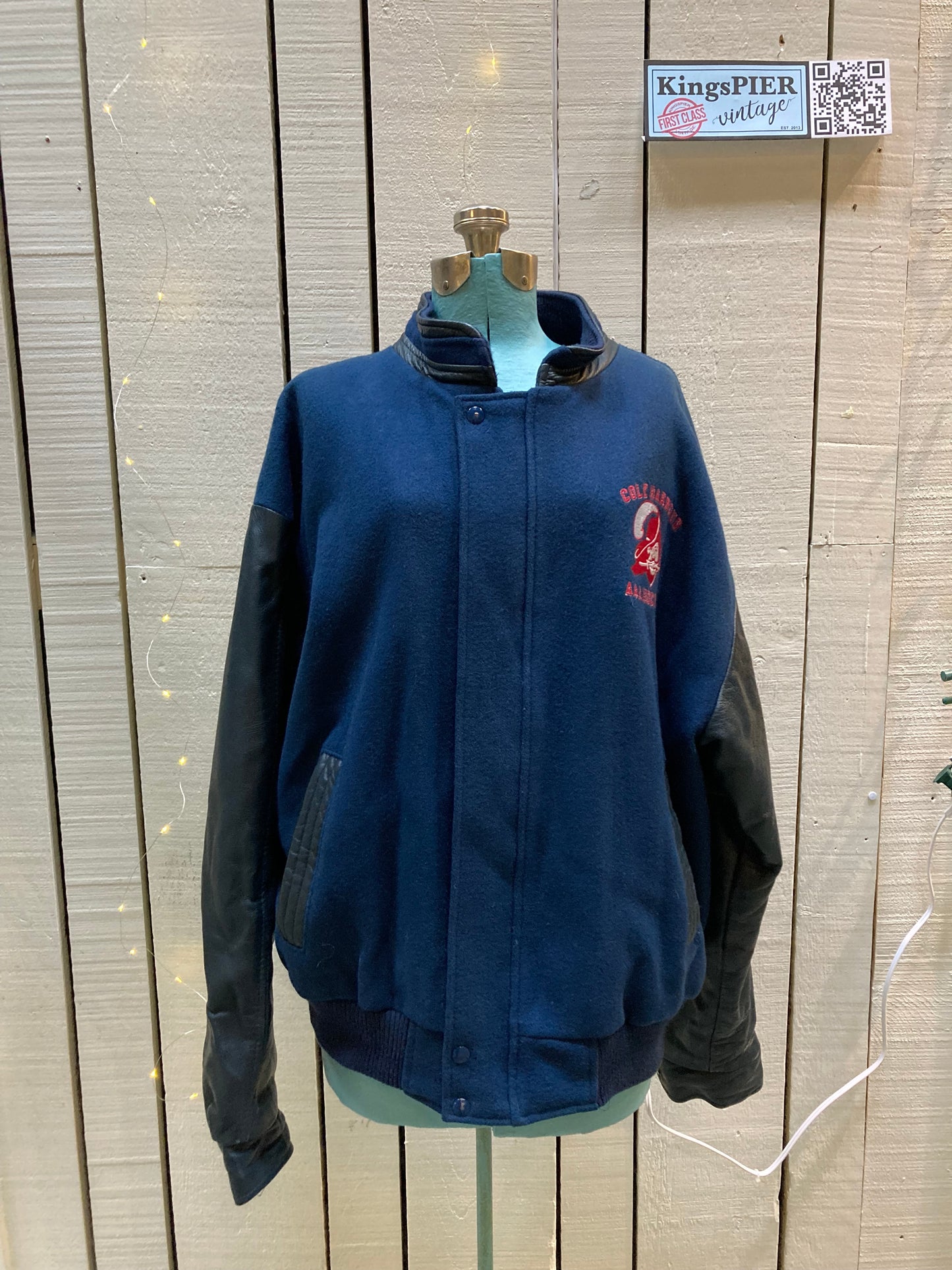 Kingspier Vintage - Vintage Cole Harbour AAA Hockey blue varsity jacket with leather arms, zipper and snap closure, two front pockets and a quilted lining.
Made in Canada.
Size XL.