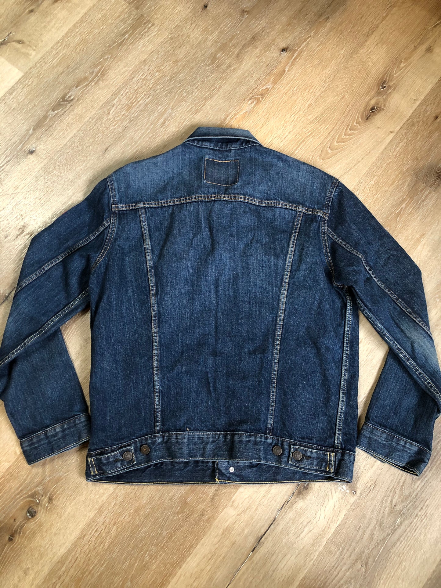 Kingspier Vintage - Levi’s medium wash denim trucker jacket with Levi’s Strauss and Co Canada patch on the arm. Size large.