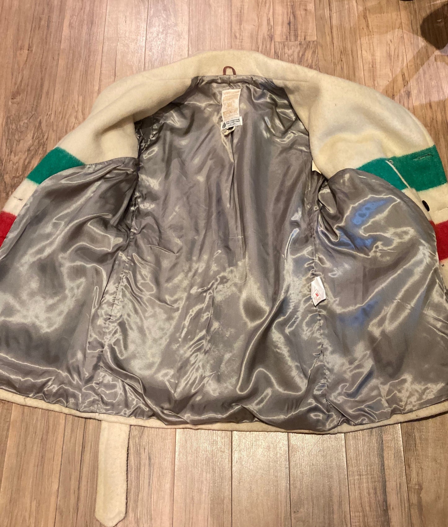 Kingspier Vintage - Vintage Hudson’s Bay Company iconic multi stripe point blanket coat with belt, double breasted button closures and front flap pockets.
Made in Canada.
Size Large.