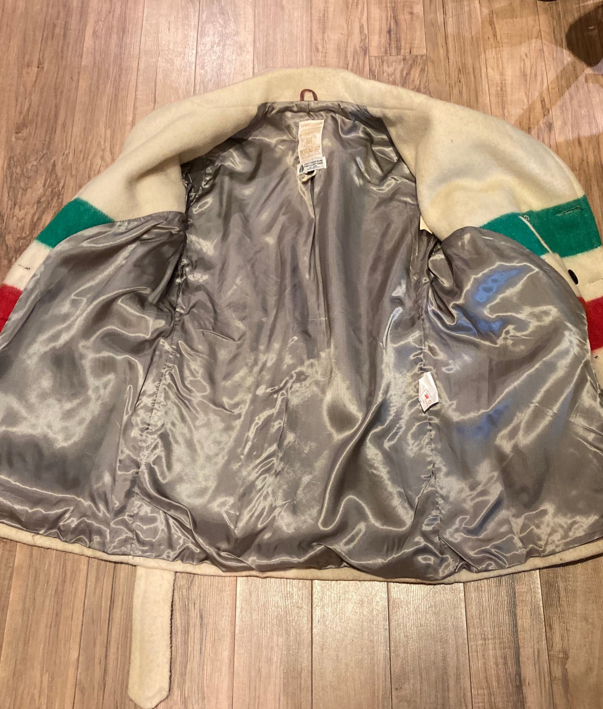 Kingspier Vintage - Vintage Hudson’s Bay Company iconic multi stripe point blanket coat with belt, double breasted button closures and front flap pockets.
Made in Canada.
Size Large.