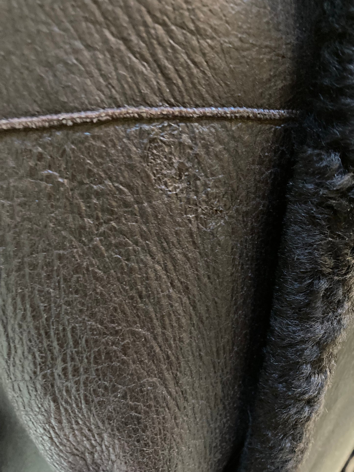 Kingspier Vintage - Vintage EZ Versoil Sole long shearling coat with button closures and patch pockets.
Made in Argentina.