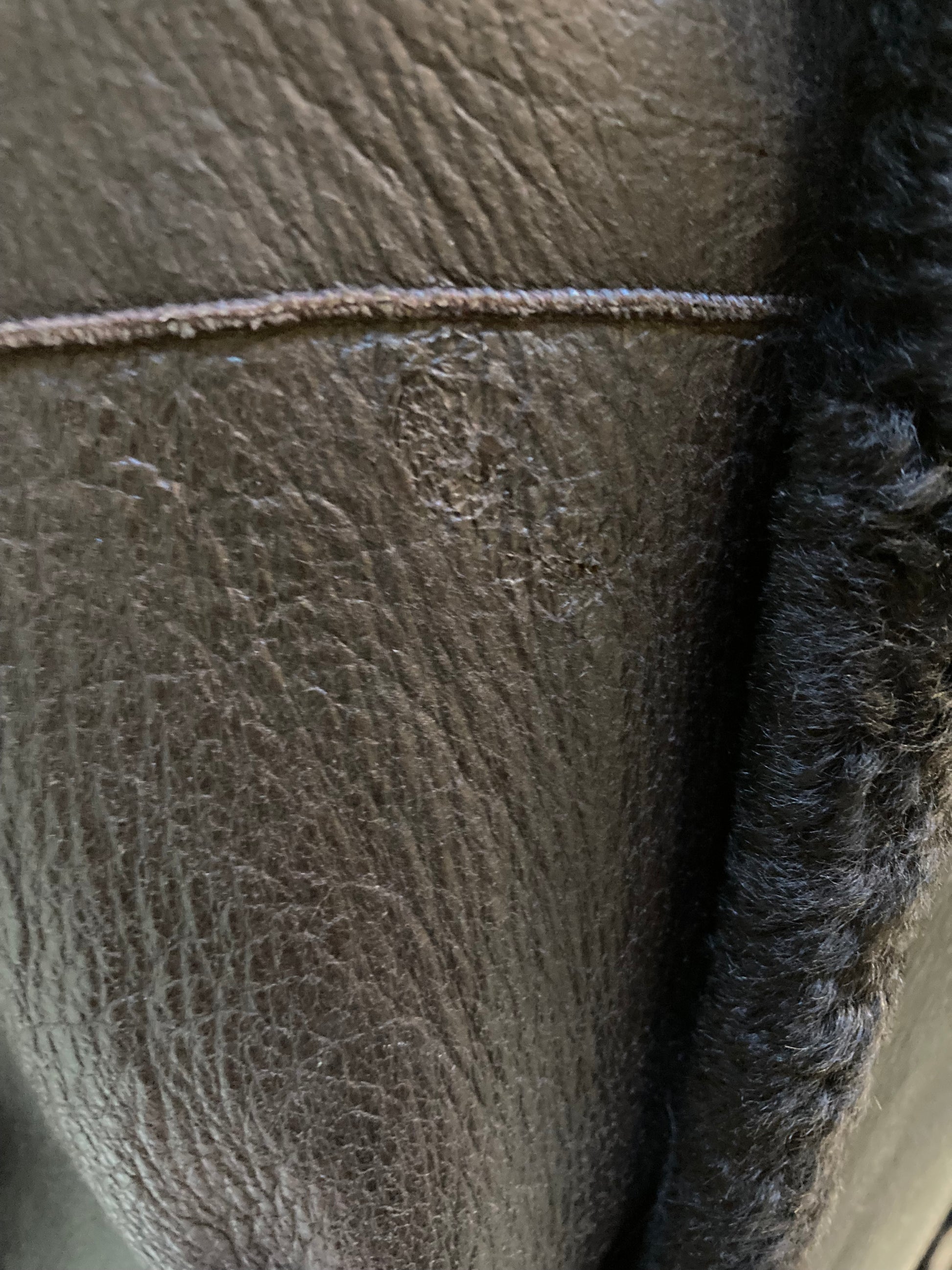 Kingspier Vintage - Vintage EZ Versoil Sole long shearling coat with button closures and patch pockets.
Made in Argentina.