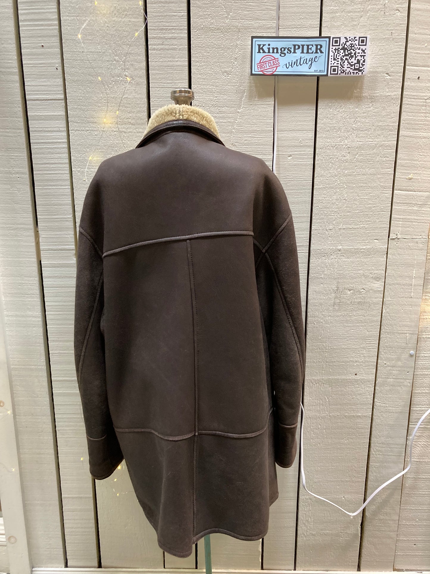 Kingspier Vintage - Bod and Christensen shearling coat with patch pockets, zipper and button closures.
Size 48.
