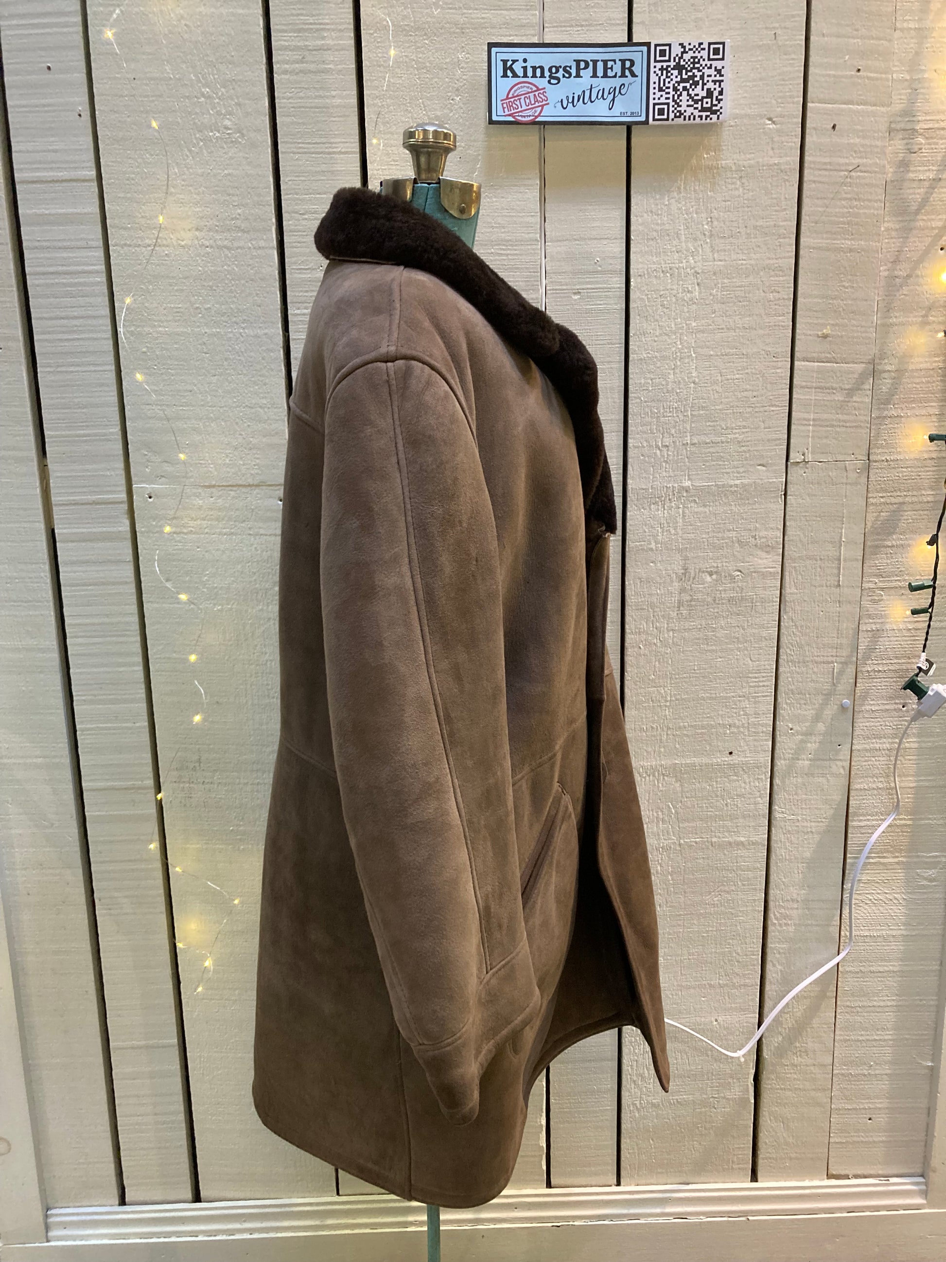 Kingspier Vintage - Vintage brown shearling coat with button closures and patch pockets,
No labels.