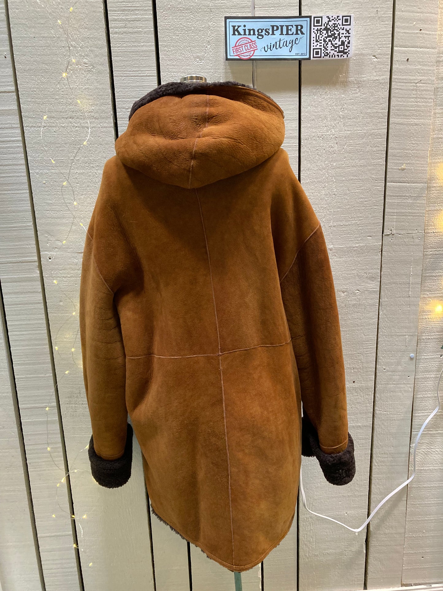 Kingspier Vintage - Vintage Hide Society Brown Shearling Coat with Hood, zipper closure and two front patch pockets.
Made in Canada.
Size Medium.