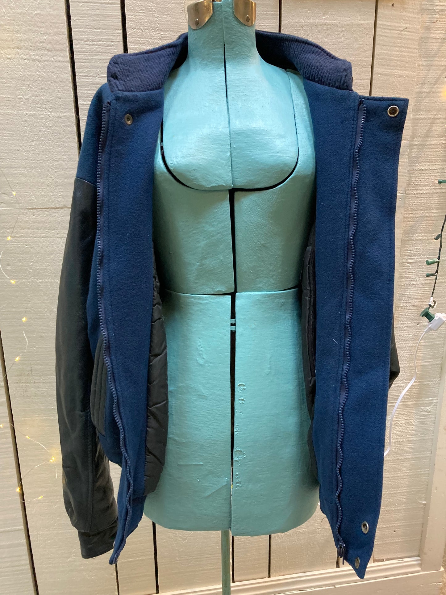 Kingspier Vintage - Vintage Cole Harbour AAA Hockey blue varsity jacket with leather arms, zipper and snap closure, two front pockets and a quilted lining.
Made in Canada.
Size XL.