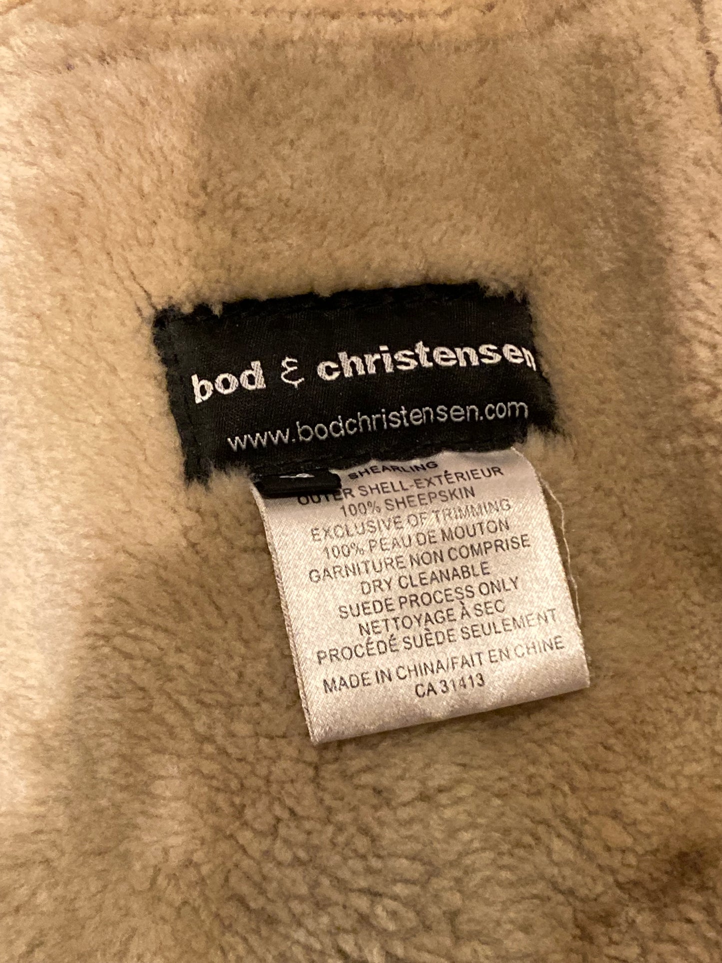 Kingspier Vintage - Bod and Christensen shearling coat with patch pockets, zipper and button closures.
Size 48.