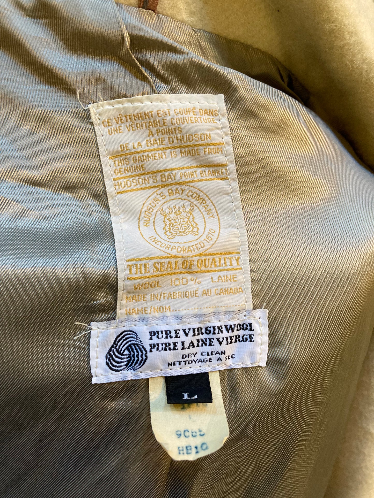 Kingspier Vintage - Vintage Hudson’s Bay Company iconic multi stripe point blanket coat with belt, double breasted button closures and front flap pockets.
Made in Canada.
Size Large.