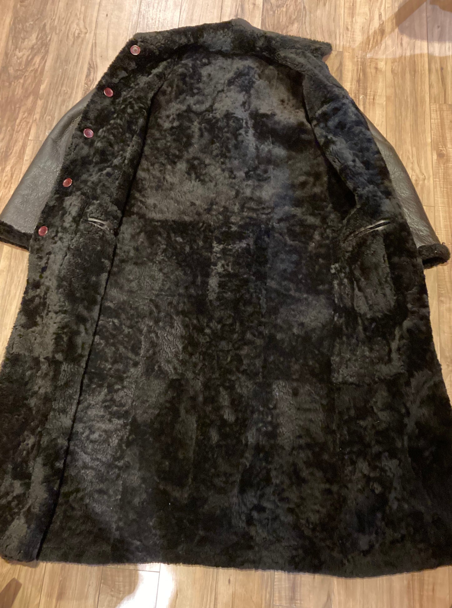 Kingspier Vintage - Vintage EZ Versoil Sole long shearling coat with button closures and patch pockets.
Made in Argentina.