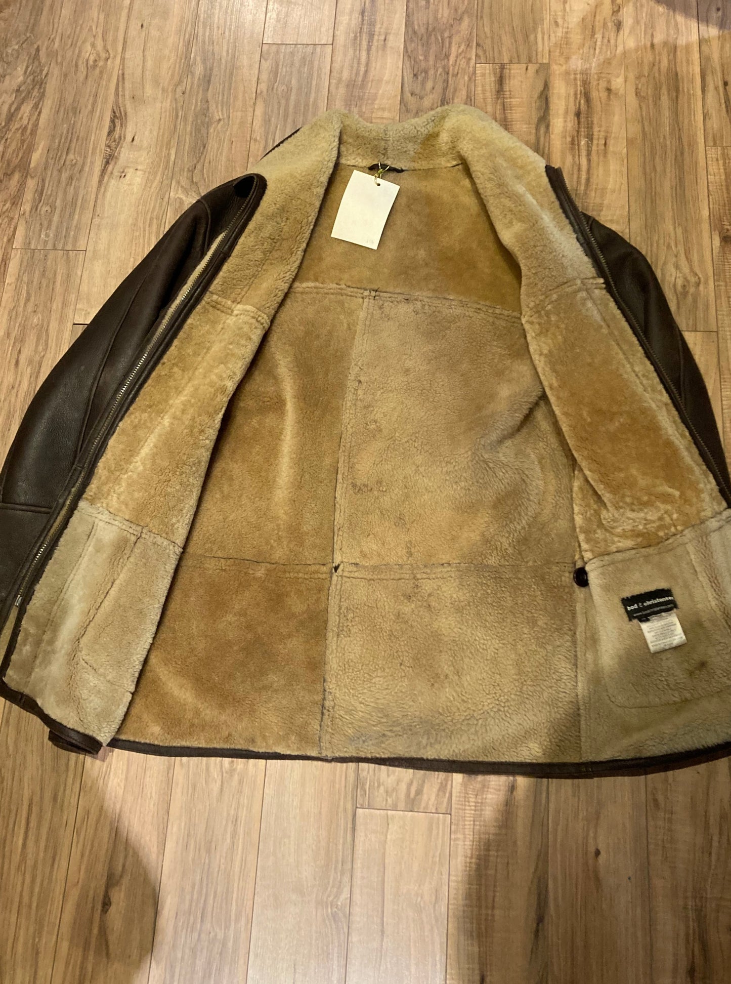 Kingspier Vintage - Bod and Christensen shearling coat with patch pockets, zipper and button closures.
Size 48.