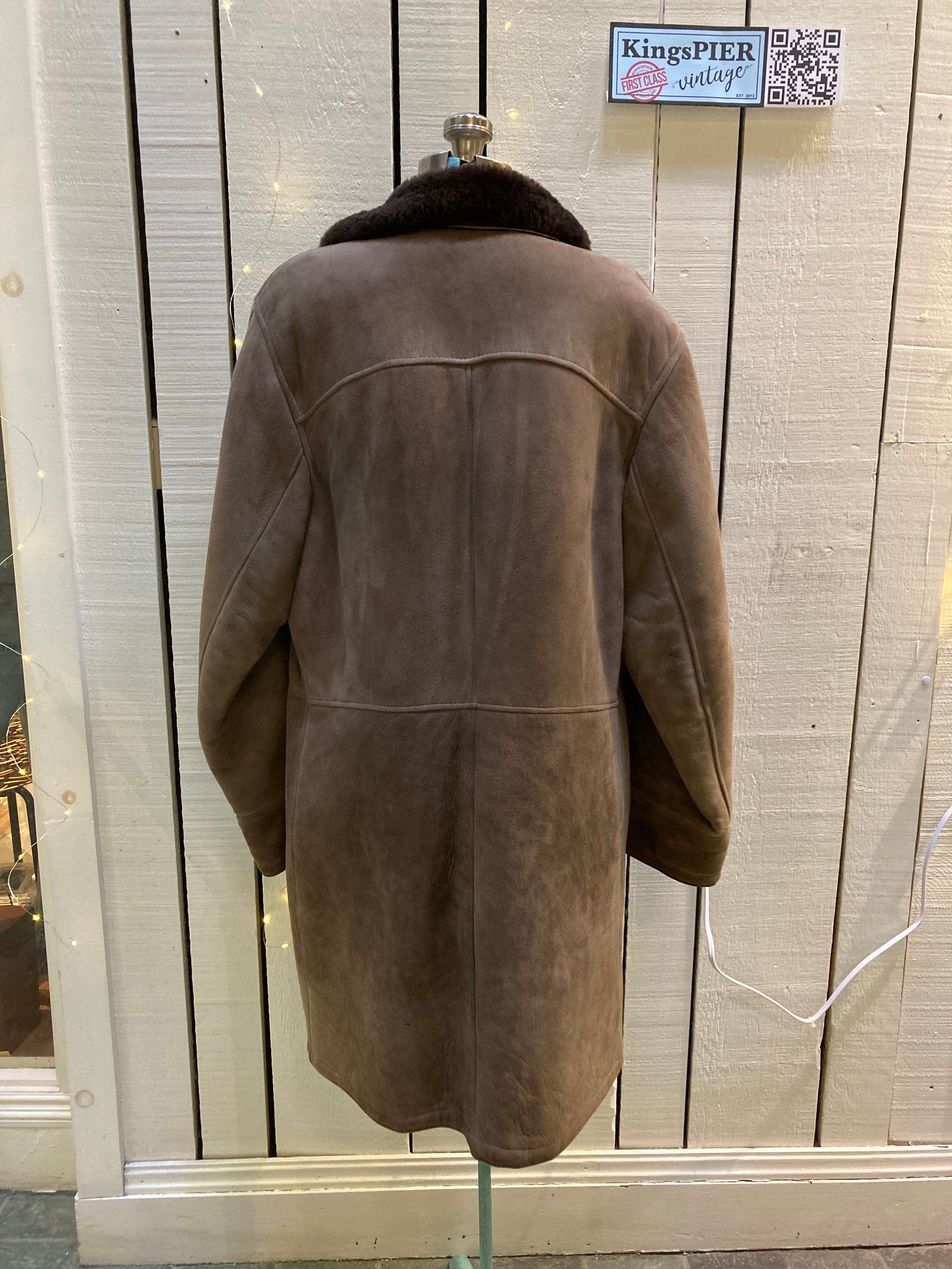 Kingspier Vintage - Vintage brown shearling coat with button closures and patch pockets,
No labels.