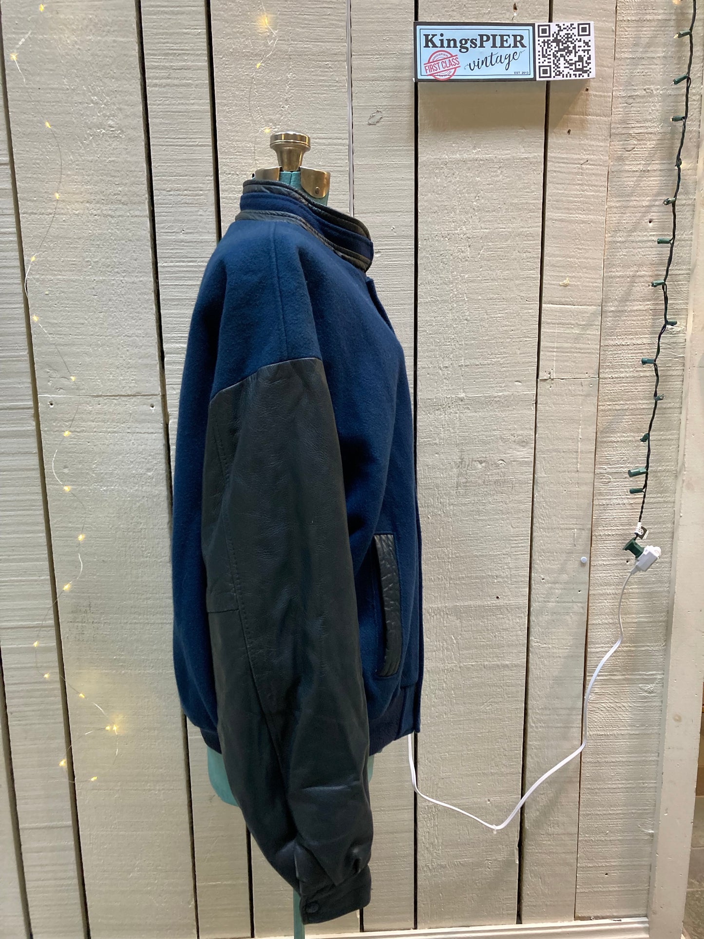 Kingspier Vintage - Vintage Cole Harbour AAA Hockey blue varsity jacket with leather arms, zipper and snap closure, two front pockets and a quilted lining.
Made in Canada.
Size XL.