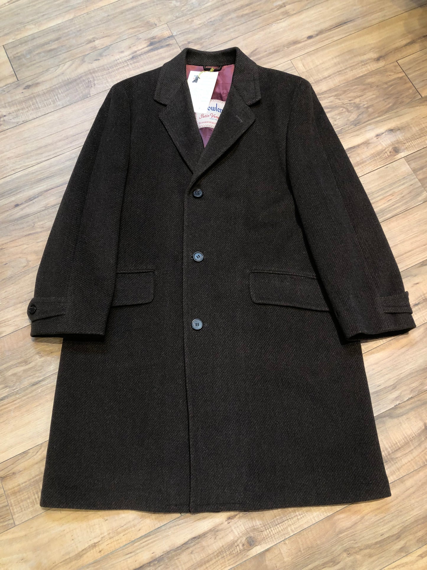 Kingspier Vintage - Vintage Crowlene overcoat with satin venetian coating with button closures and two front flap pockets.
Fibres unknown.
Union made in Canada.