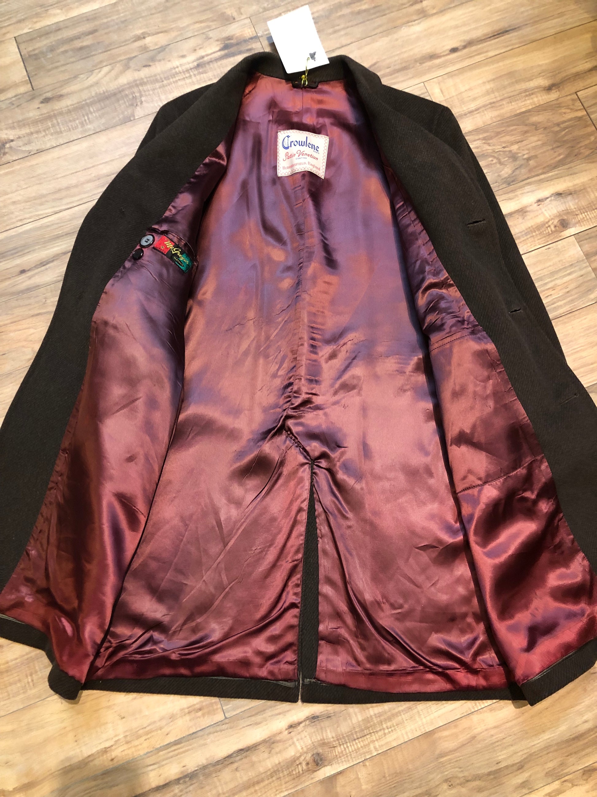 Kingspier Vintage - Vintage Crowlene overcoat with satin venetian coating with button closures and two front flap pockets.
Fibres unknown.
Union made in Canada.