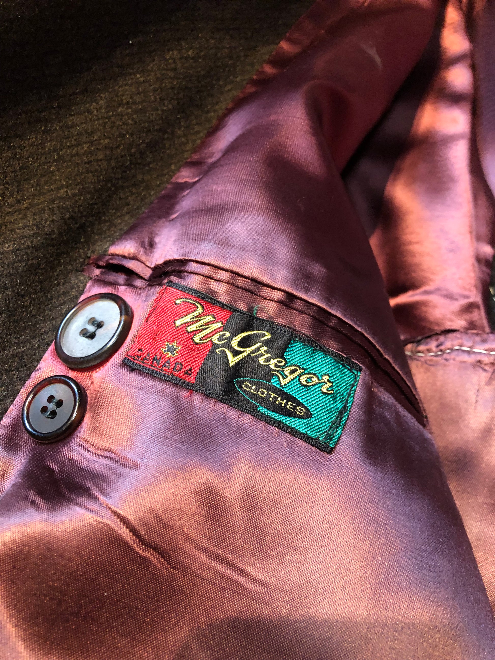 Kingspier Vintage - Vintage Crowlene overcoat with satin venetian coating with button closures and two front flap pockets.
Fibres unknown.
Union made in Canada.