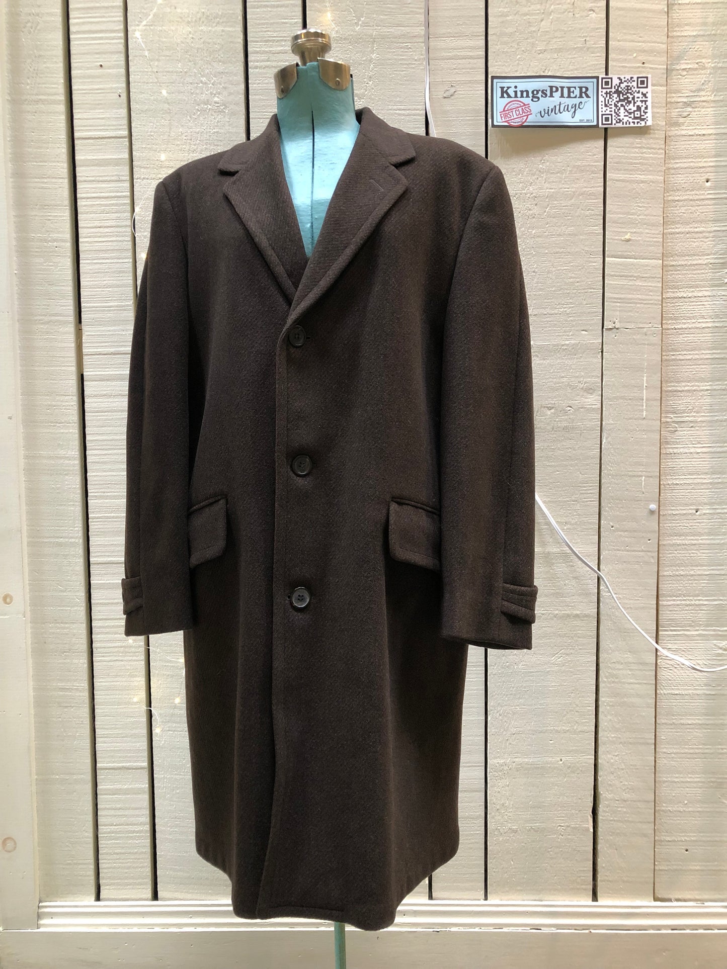 Kingspier Vintage - Vintage Crowlene overcoat with satin venetian coating with button closures and two front flap pockets.
Fibres unknown.
Union made in Canada.