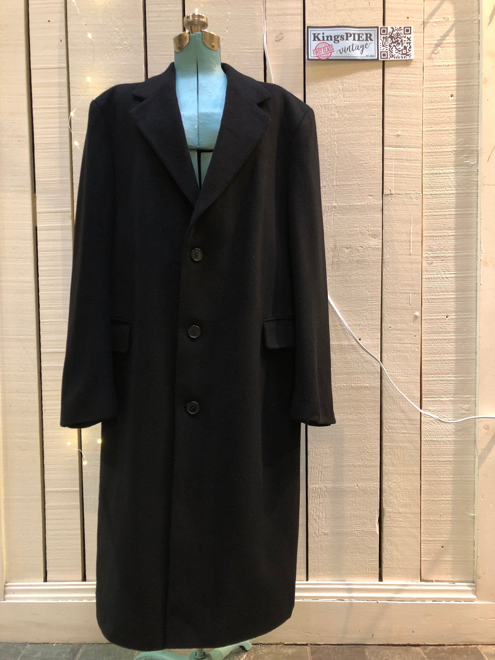 Kingspier Vintage - Vintage Baron Anderson long black coat with button closures and two flap pockets, Fibres unknown.
Made in Britain.