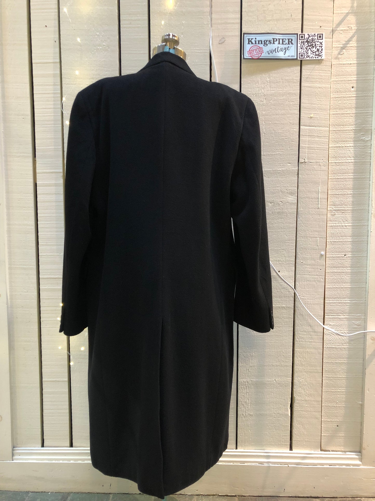 Kingspier Vintage - Vintage Baron Anderson long black coat with button closures and two flap pockets, Fibres unknown.
Made in Britain.