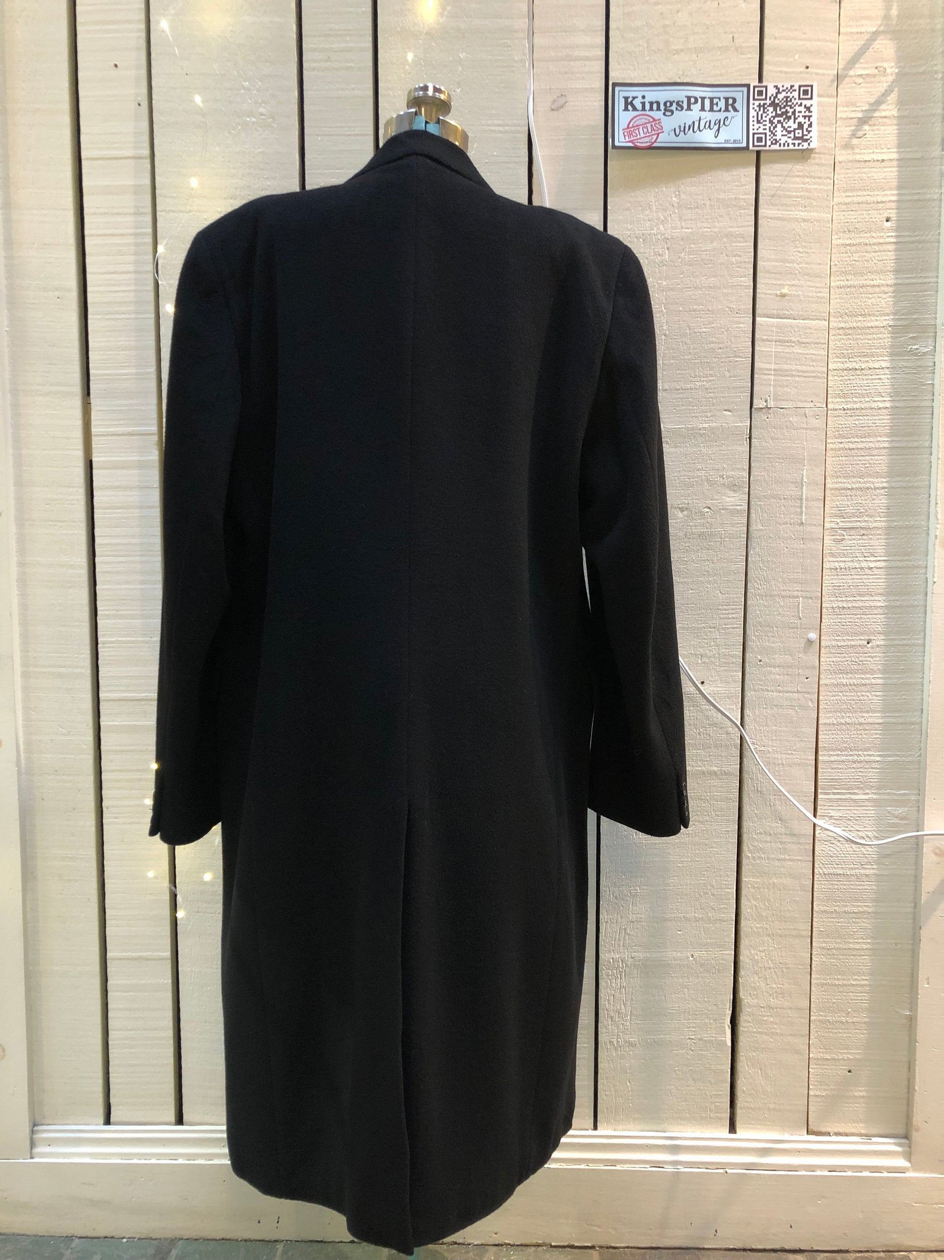Kingspier Vintage - Vintage Baron Anderson long black coat with button closures and two flap pockets, Fibres unknown.
Made in Britain.