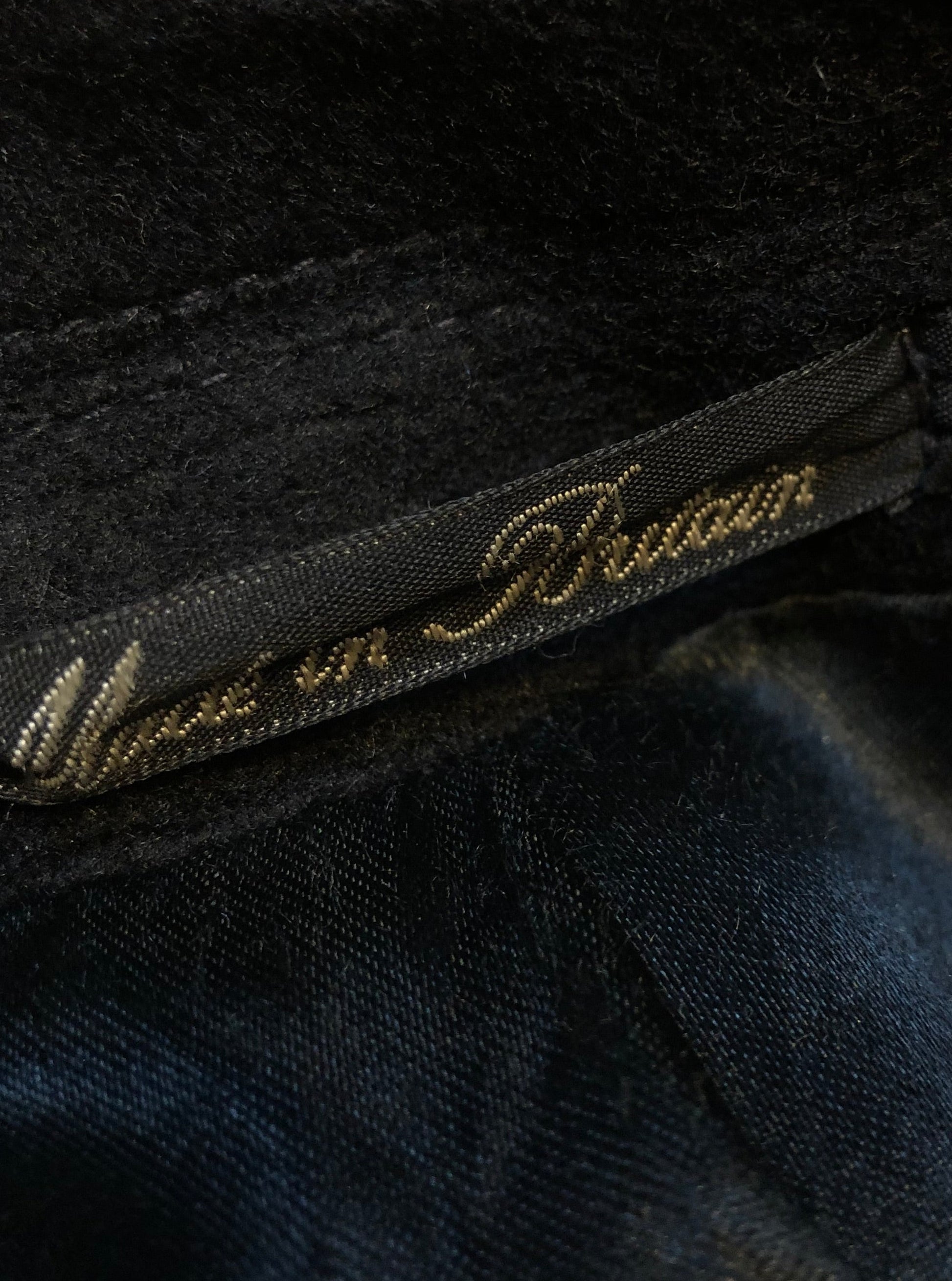 Kingspier Vintage - Vintage Baron Anderson long black coat with button closures and two flap pockets, Fibres unknown.
Made in Britain.