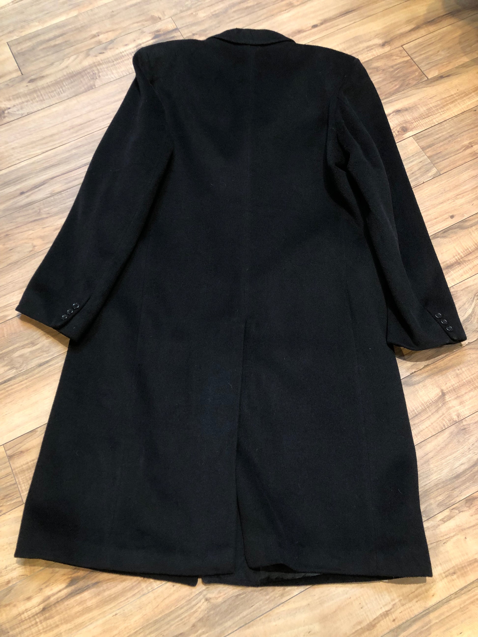 Kingspier Vintage - Vintage Baron Anderson long black coat with button closures and two flap pockets, Fibres unknown.
Made in Britain.
