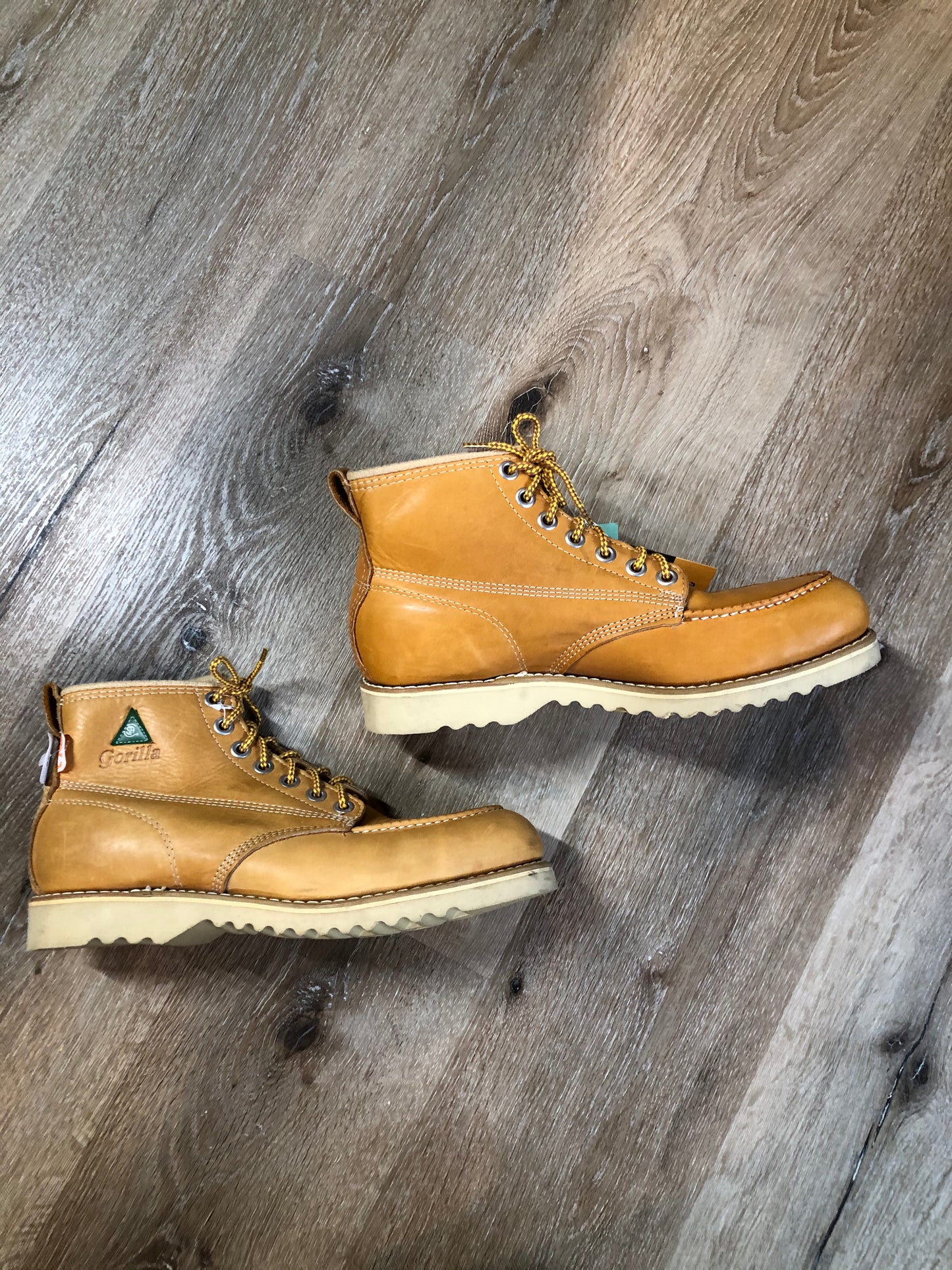 Vintage Gorilla CSA approved full grain leather 7 eyelet lace up work boots in tan with steel toe and steel plate insole to protect against injury, electric shock resistant, "Super Comfort” cushioning and oil resistant outsole. Made in Canada.
Size 10 EE Mens
The uppers and soles are in excellent condition, one shoe is slightly faded. NWT.
