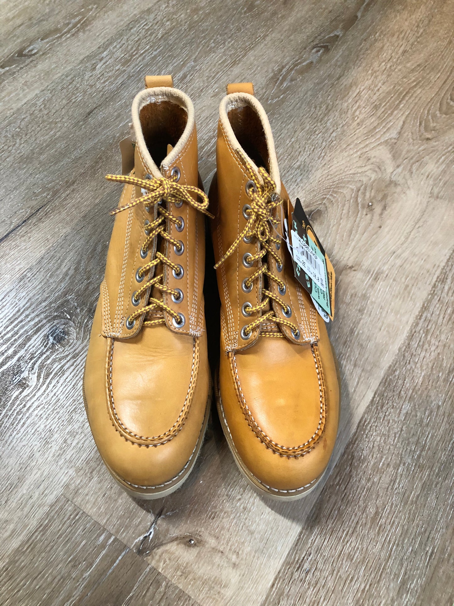 Vintage Gorilla CSA approved full grain leather 7 eyelet lace up work boots in tan with steel toe and steel plate insole to protect against injury, electric shock resistant, "Super Comfort” cushioning and oil resistant outsole. Made in Canada.
Size 10 EE Mens
The uppers and soles are in excellent condition, one shoe is slightly faded. NWT.