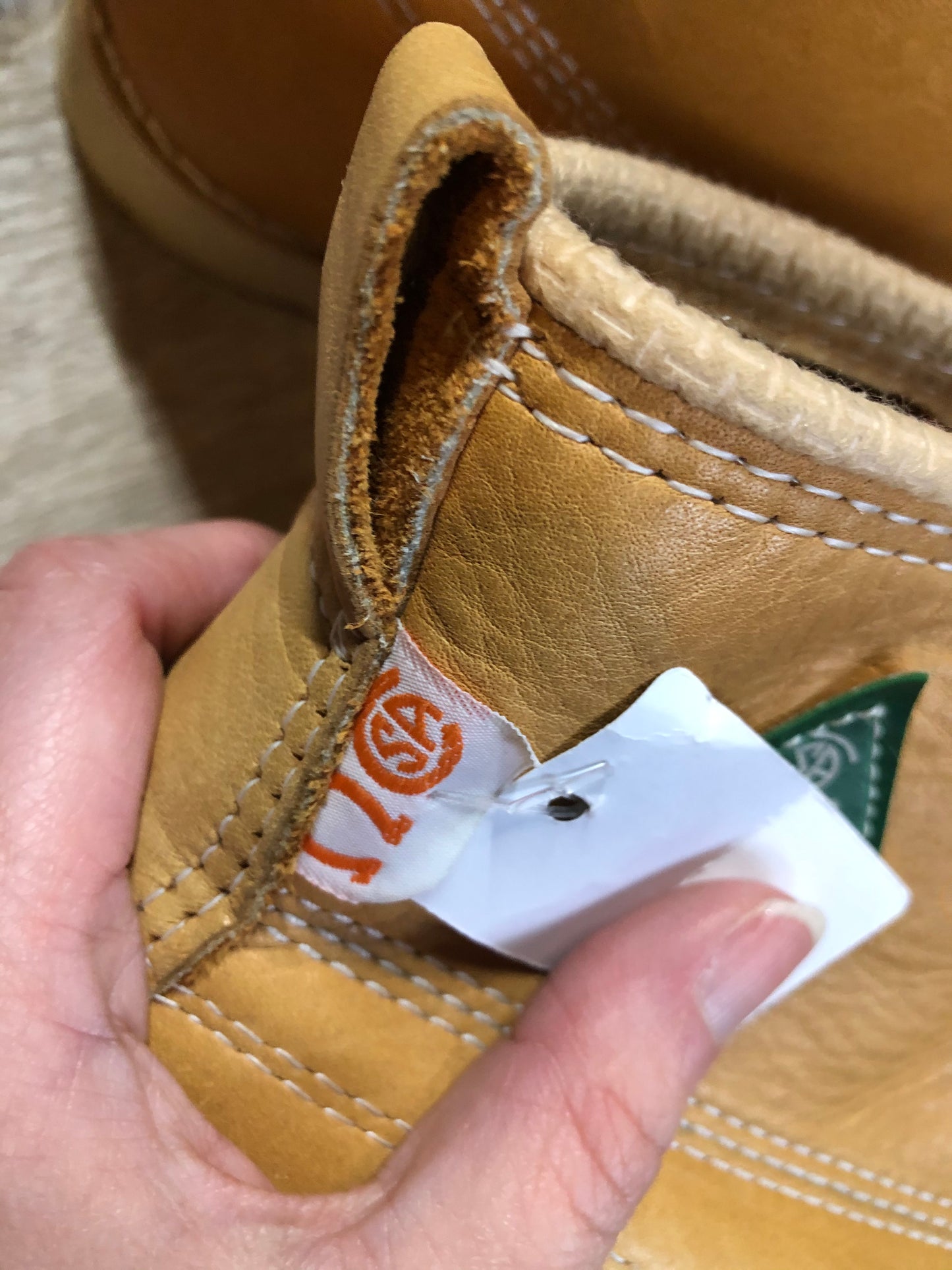 Vintage Gorilla CSA approved full grain leather 7 eyelet lace up work boots in tan with steel toe and steel plate insole to protect against injury, electric shock resistant, "Super Comfort” cushioning and oil resistant outsole. Made in Canada.
Size 10 EE Mens
The uppers and soles are in excellent condition, one shoe is slightly faded. NWT.
