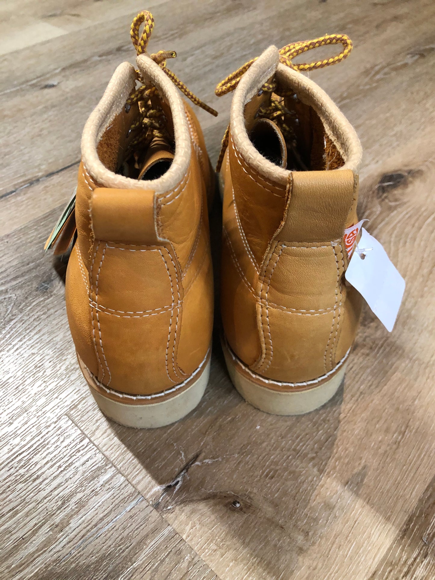 Vintage Gorilla CSA approved full grain leather 7 eyelet lace up work boots in tan with steel toe and steel plate insole to protect against injury, electric shock resistant, "Super Comfort” cushioning and oil resistant outsole. Made in Canada.
Size 10 EE Mens
The uppers and soles are in excellent condition, one shoe is slightly faded. NWT.