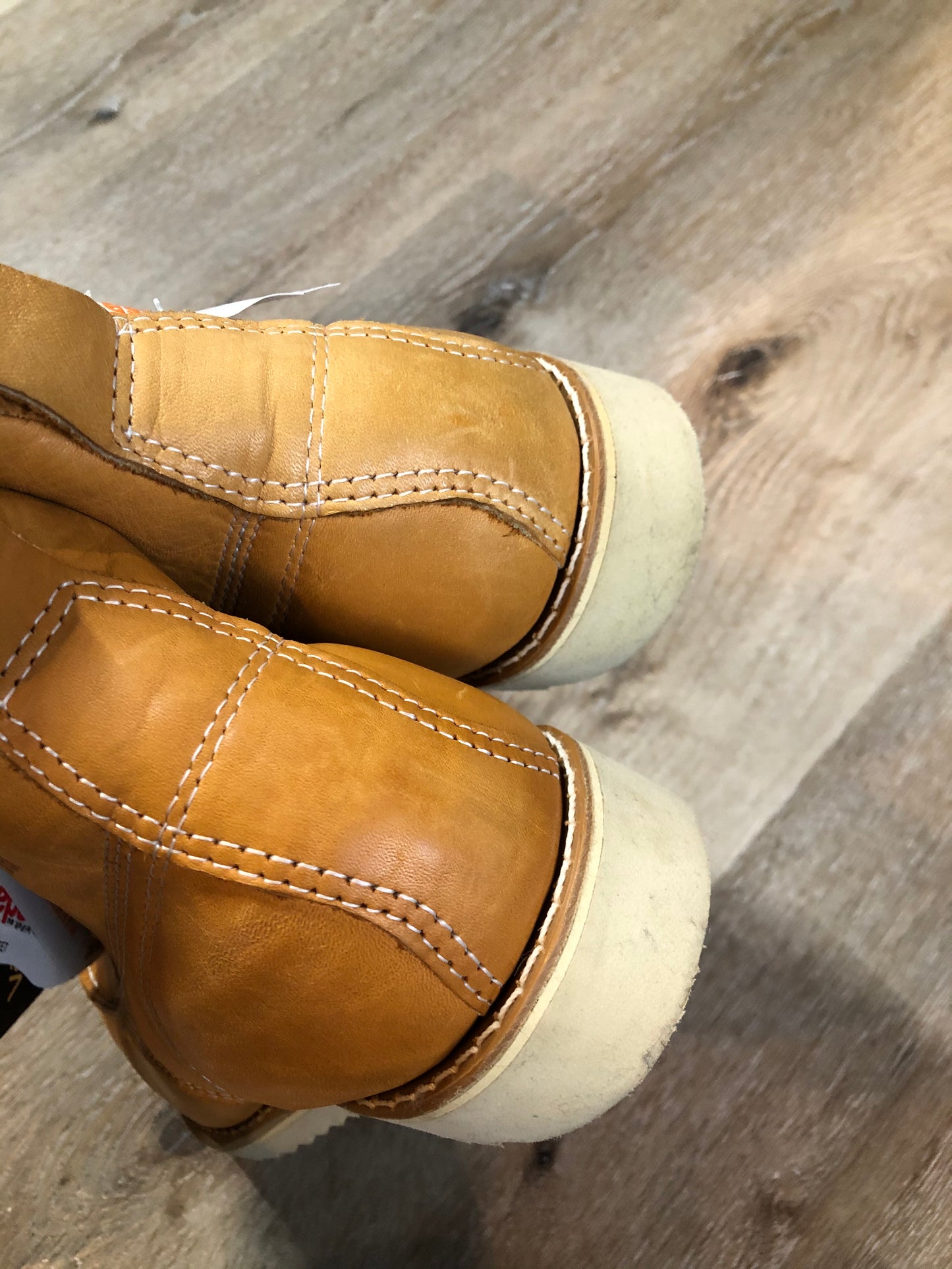 Vintage Gorilla CSA approved full grain leather 7 eyelet lace up work boots in tan with steel toe and steel plate insole to protect against injury, electric shock resistant, "Super Comfort” cushioning and oil resistant outsole. Made in Canada.
Size 10 EE Mens
The uppers and soles are in excellent condition, one shoe is slightly faded. NWT.