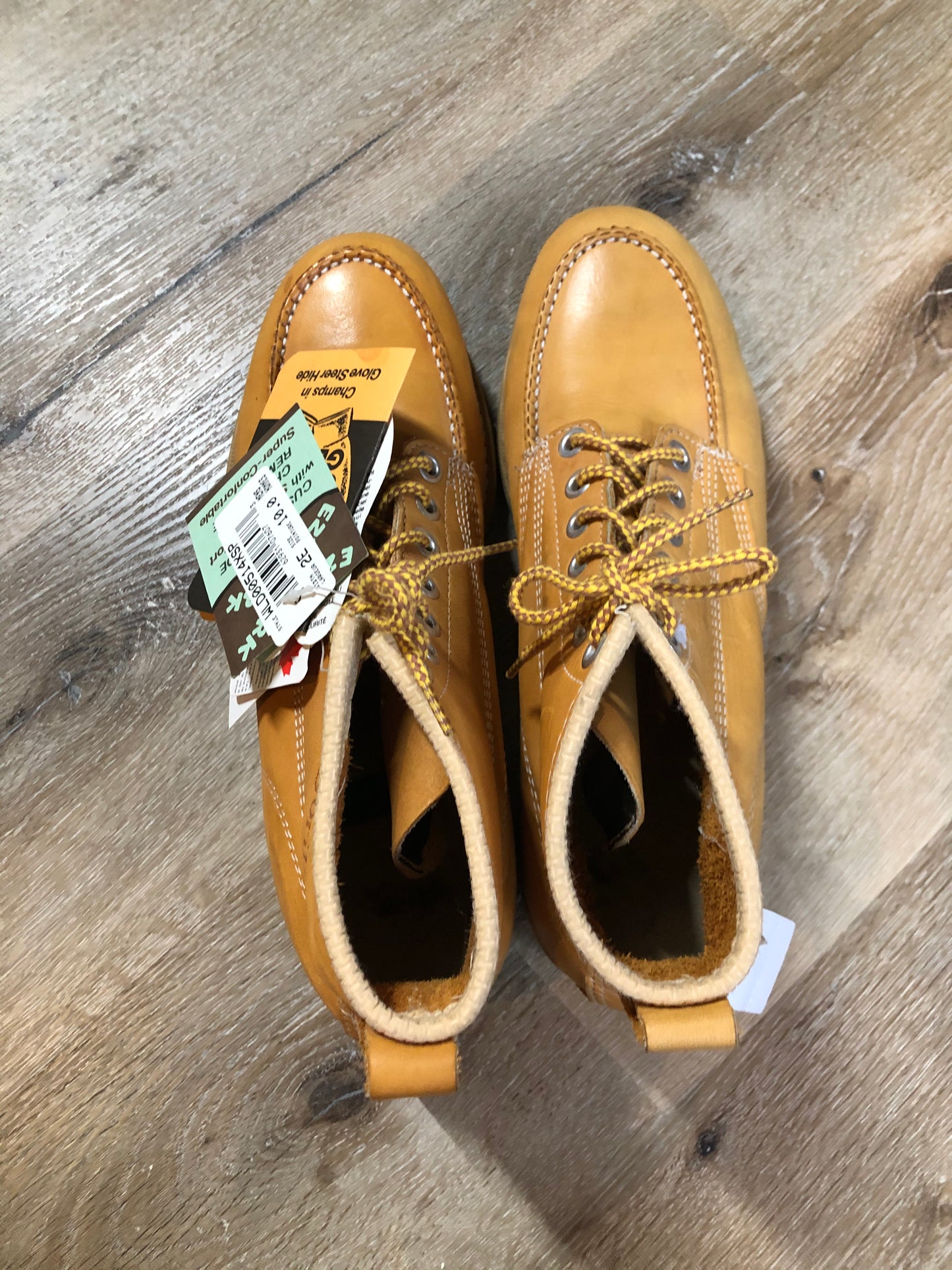 Vintage Gorilla CSA approved full grain leather 7 eyelet lace up work boots in tan with steel toe and steel plate insole to protect against injury, electric shock resistant, "Super Comfort” cushioning and oil resistant outsole. Made in Canada.
Size 10 EE Mens
The uppers and soles are in excellent condition, one shoe is slightly faded. NWT.
