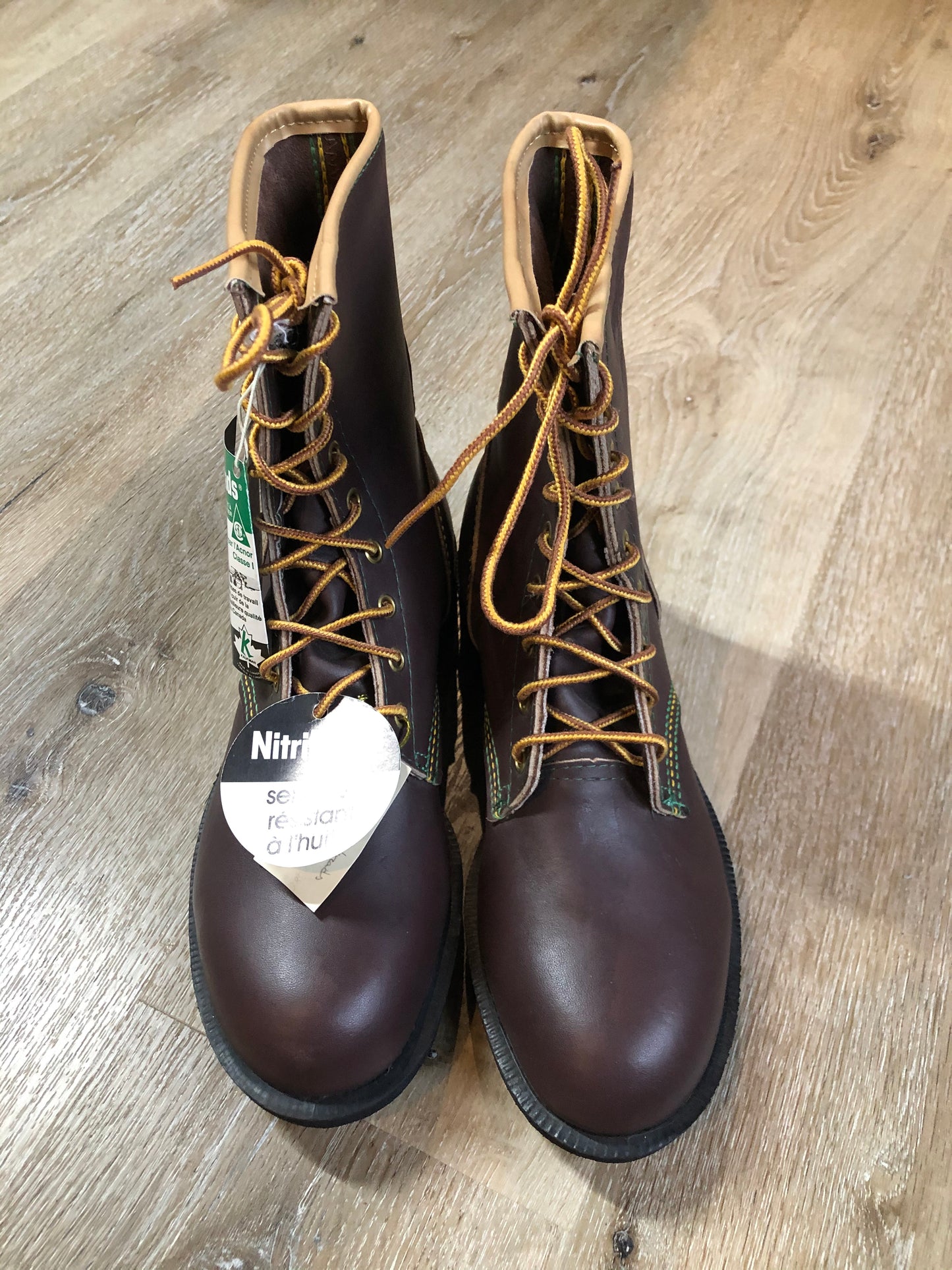 Vintage Kingtreads CSA approved 9 eyelet lace up work boots by Kaufman Footwear in brown with steel toe and steel plate insole to protect against injury, and oil resistant outsole. Made in Canada.
Size 7 Mens
The uppers and soles are in excellent condition. NWT.