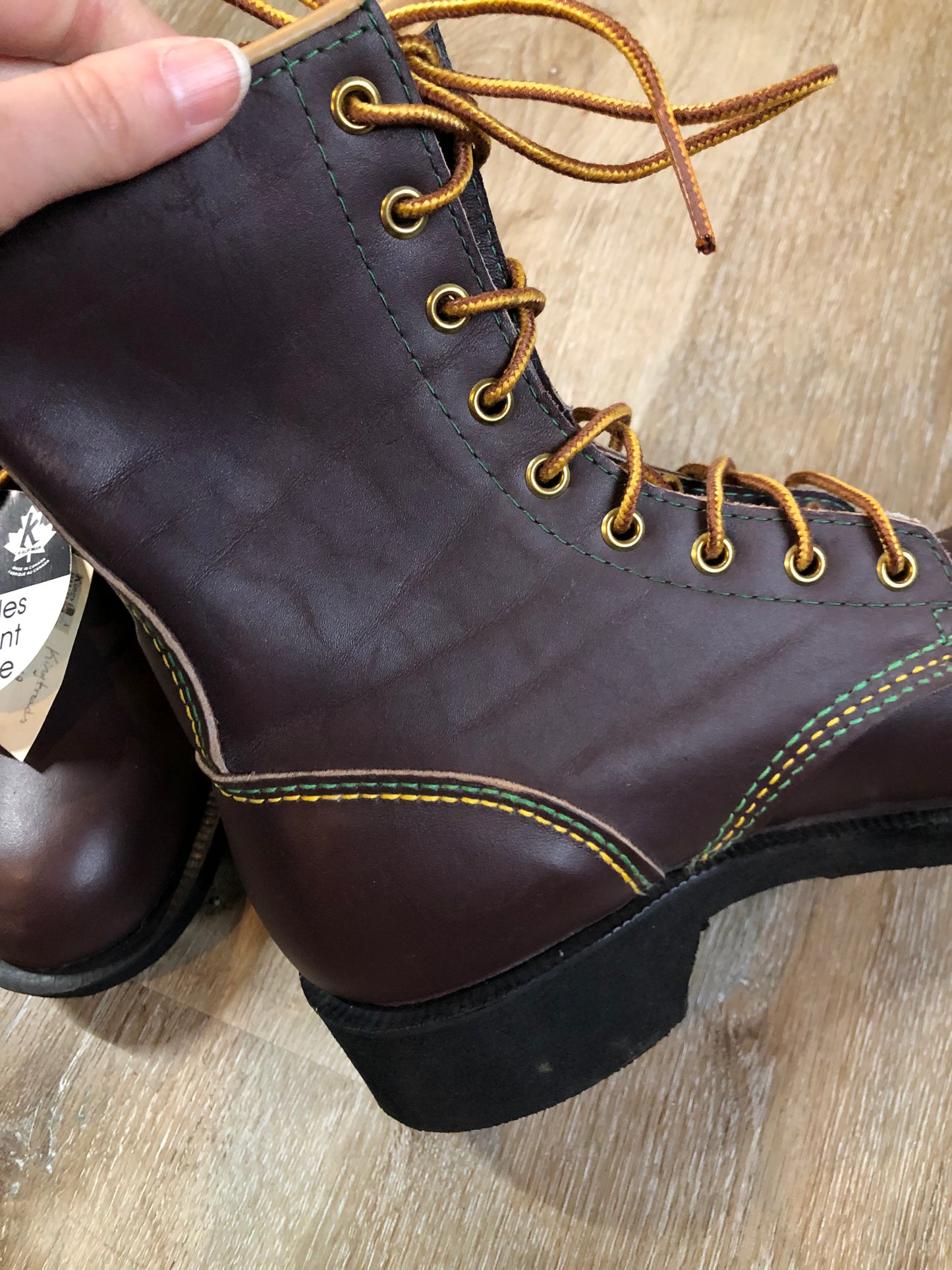 Vintage Kingtreads CSA approved 9 eyelet lace up work boots by Kaufman Footwear in brown with steel toe and steel plate insole to protect against injury, and oil resistant outsole. Made in Canada.
Size 7 Mens
The uppers and soles are in excellent condition. NWT.