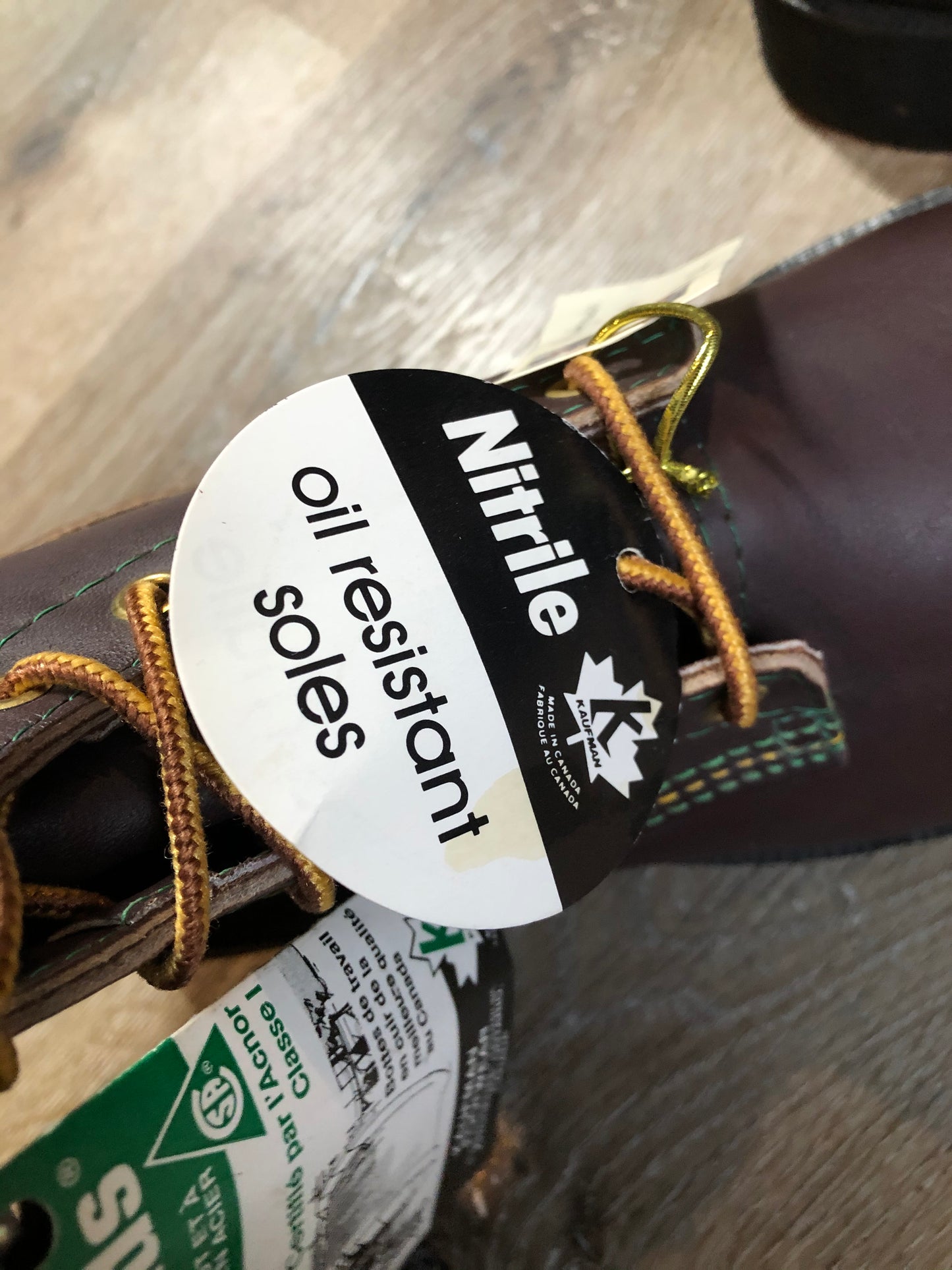 Vintage Kingtreads CSA approved 9 eyelet lace up work boots by Kaufman Footwear in brown with steel toe and steel plate insole to protect against injury, and oil resistant outsole. Made in Canada.
Size 7 Mens
The uppers and soles are in excellent condition. NWT.
