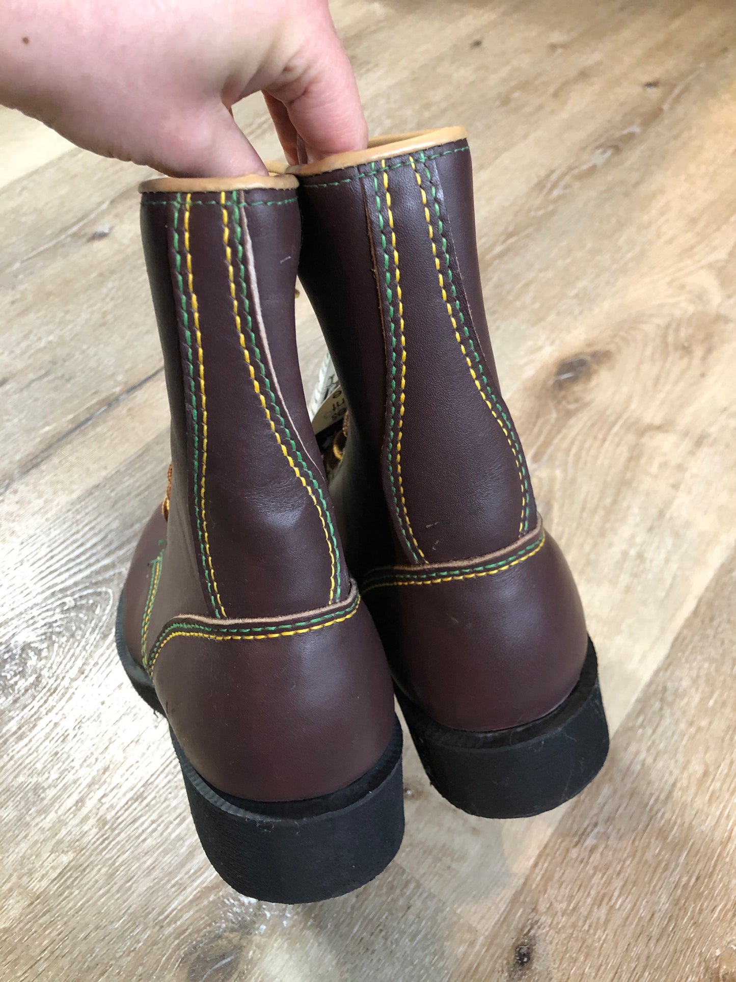 Vintage Kingtreads CSA approved 9 eyelet lace up work boots by Kaufman Footwear in brown with steel toe and steel plate insole to protect against injury, and oil resistant outsole. Made in Canada.
Size 7 Mens
The uppers and soles are in excellent condition. NWT.