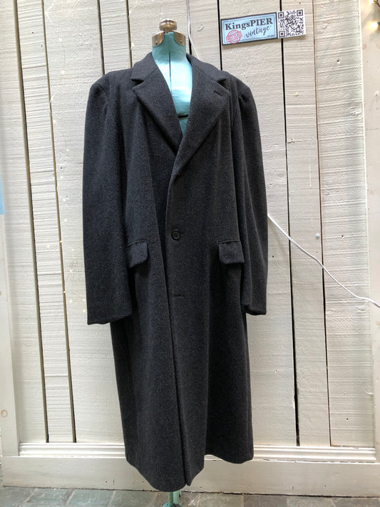 Kingspier Vintage - Vintage Adolfo 100% wool coat in charcoal grey, button closures and front flap pockets.
Size 42 Long.
Made in USA.