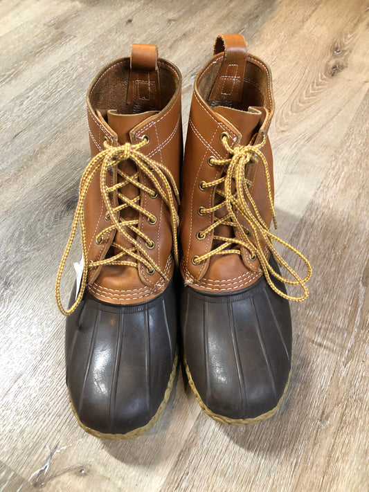 Vintage LL Bean “Bean Boots” or “Duck Boots” 6 eyelet lace up rain boot with full grain leather upper and a waterproof rubber covering the foot and a rubber chain-tread outsole. Made in Maine, USA.
Size 12 Mens
The uppers and soles are in excellent condition.