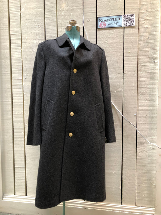 Kingspier Vintage - Vintage Croydon grey Lambswool blend (75% lambswool/ 20% nylon/ 5% other) Via Rail coat with VIA button closures and front pockets.
Size 40 Reg.